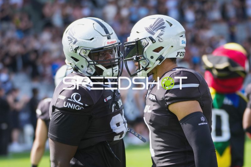Jordan Godonou (#92; Paris Musketeers) im intensiven Gespräch mit Teamkollegen
