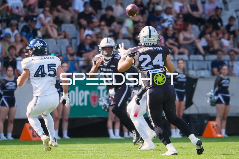 Allen Kenyatte (#18; SWARCO RAIDERS Tirol) wirft zu Lukas Haslwanter (#24; SWARCO RAIDERS Tirol)