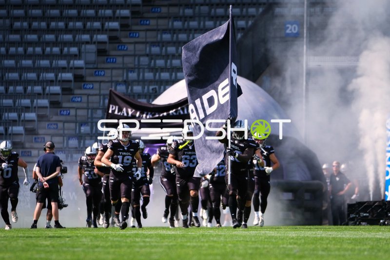 SWARCO RAIDERS Tirol laufen ins Tivoli Stadion ein
