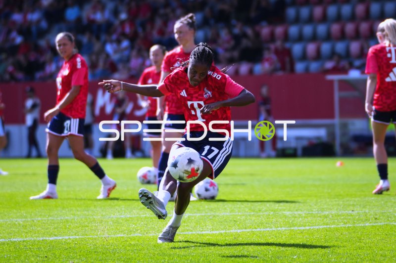 Spielerin #17 im Ballkontakt während Aufwärmphase