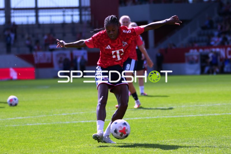 Fußballspielerin in rotem Trikot beim Ballkontakt im Tivoli Stadion