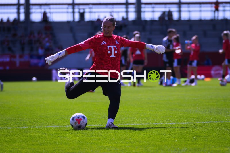Fußballerin beim Schuss auf das Tor im Tivoli Stadion