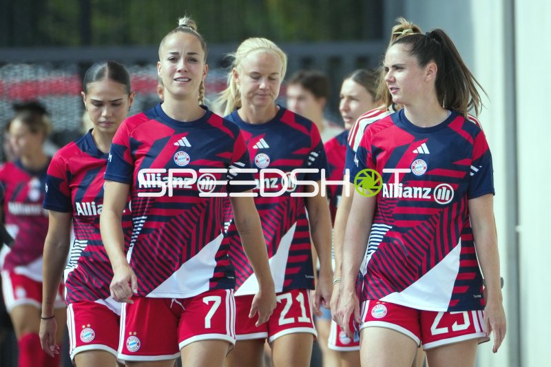 Giulia Gwinn (#7; FC Bayern München Frauen) und Teamkolleginnen beim Aufwärmen