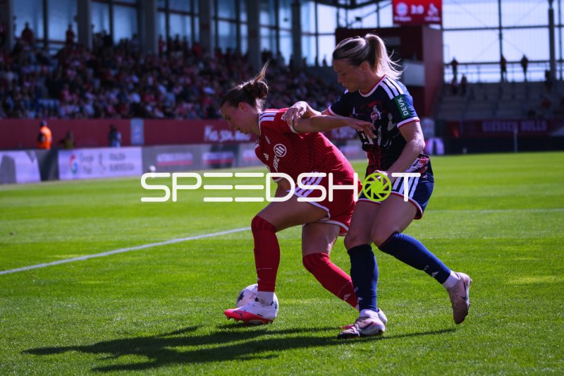Zweikampf um den Ball im Tivoli Stadion Innsbruck