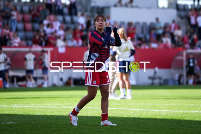 Spielerin des FC Bayern München beim Aufwärmen im Tivoli Stadion