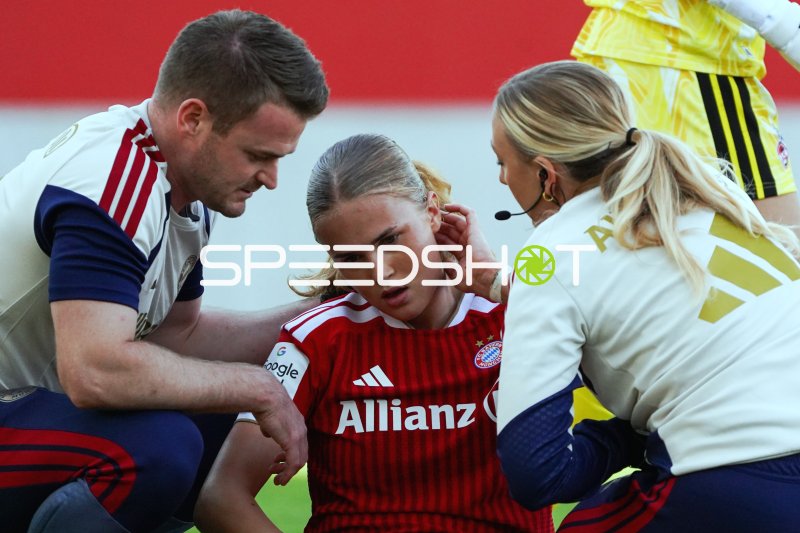 Medizinische Betreuung einer Spielerin im Tivoli Stadion Innsbruck