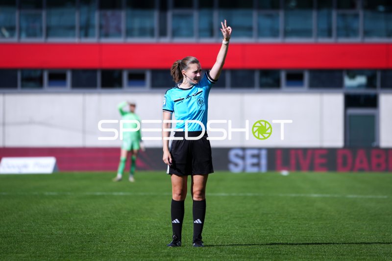 Schiedsrichterin signalisiert Entscheidung im Tivoli Stadion Innsbruck