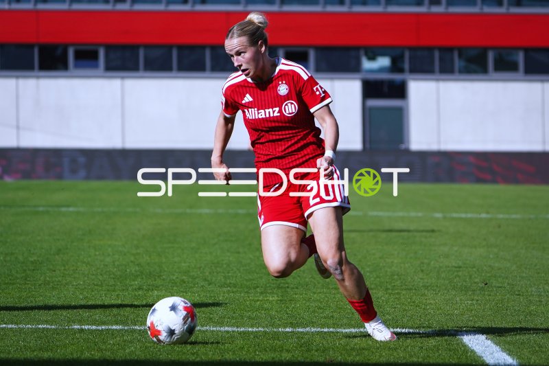 Fußballspielerin (#20) im Dribbling am Tivoli Stadion Tirol