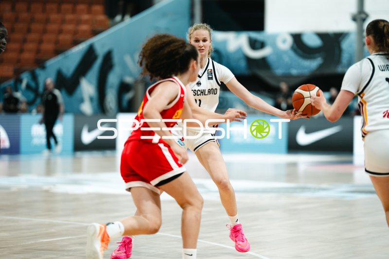 Elia Pérez (#11; España) im Zweikampf beim Deutschland