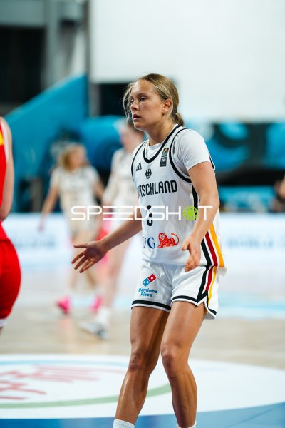 Leonie Pfanzelt (#3; Deutschland) im Spielaufbau