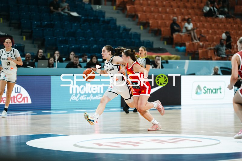 Linda Thimm (#5; Deutschland) im Dribbling gegen España