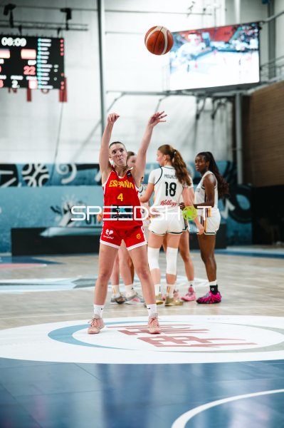 Paula Valenzuela (#4; España) beim Freiwurf gegen Deutschland