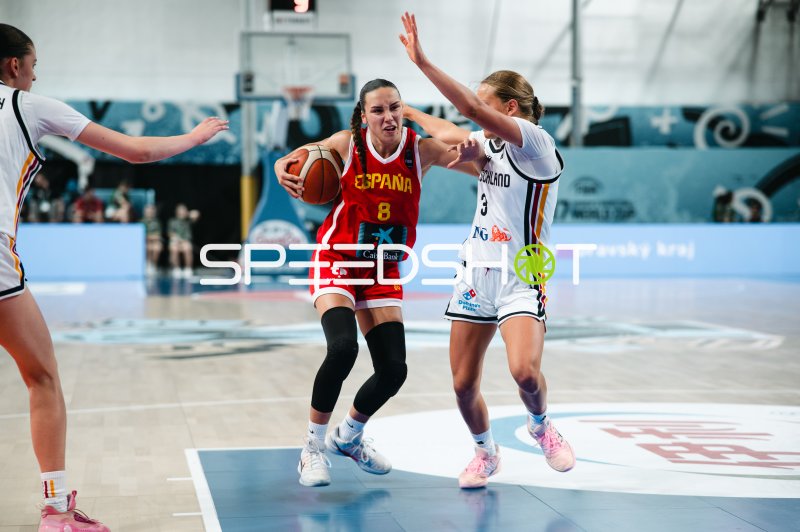 Ona Balleste (#8; España) im Zweikampf gegen Leonie Pfanzelt (#3; Deutschland)