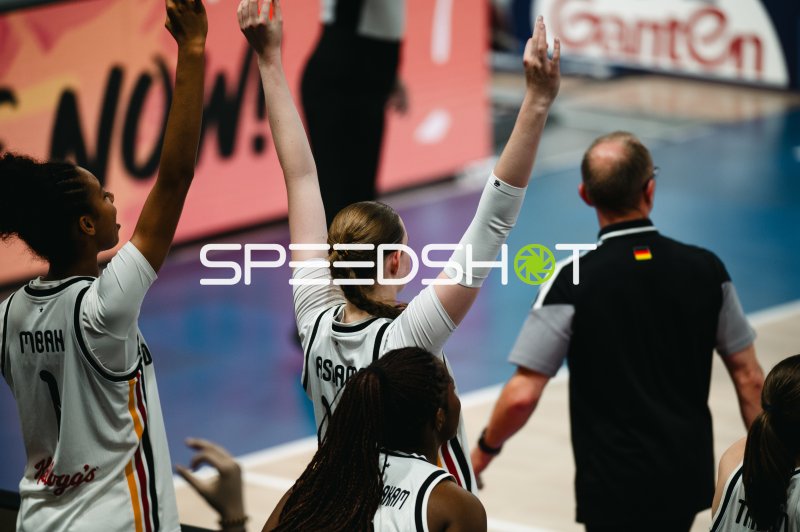 Amelie Mbah (#1) und Frederike Askamp (#14; Deutschland) recken die Arme