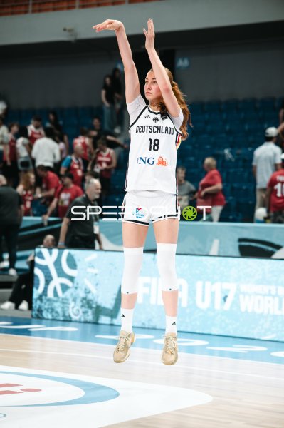 Nele Prowaznik (#18; Deutschland) beim Sprungwurf in der Starez Arena