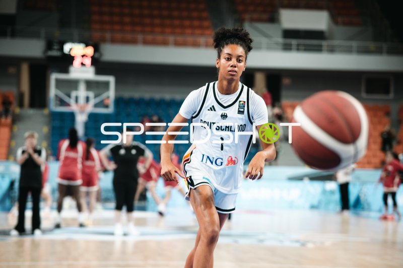 Amelie Mbah (#1; Deutschland) verfolgt den Ball
