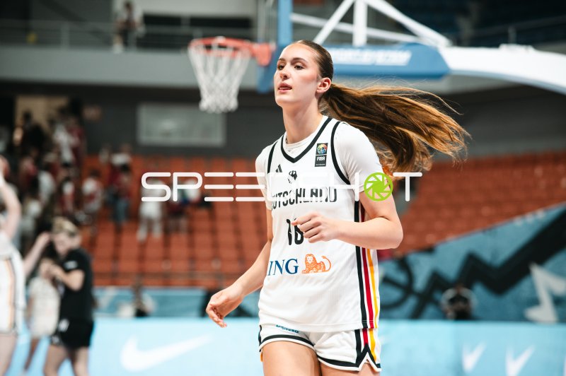 Mathilda Haensch (#16; Deutschland) läuft übers Spielfeld