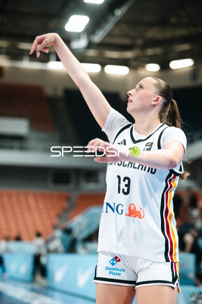Mia Wiegand (#13; Deutschland) beim Wurfversuch