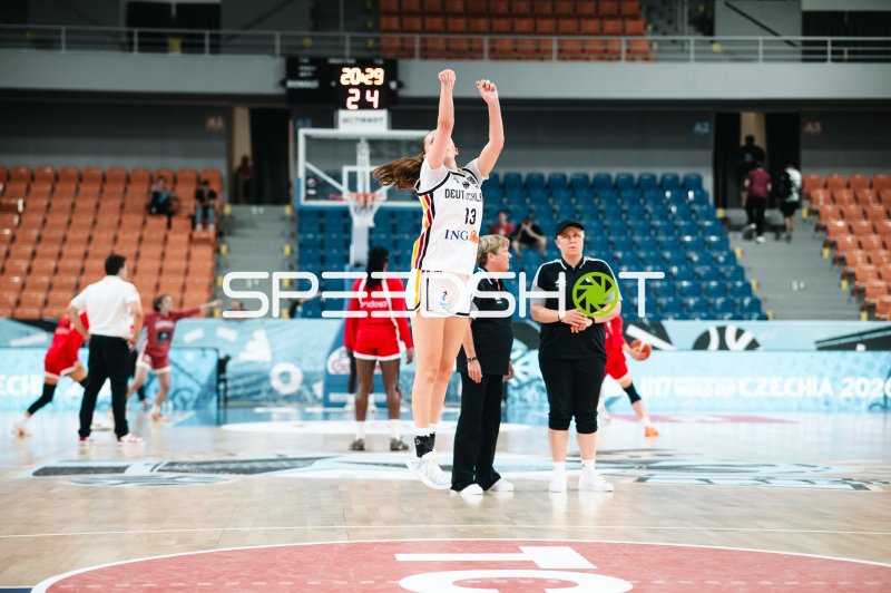 Mia Wiegand (#13; Deutschland) beim Sprungwurf gegen España