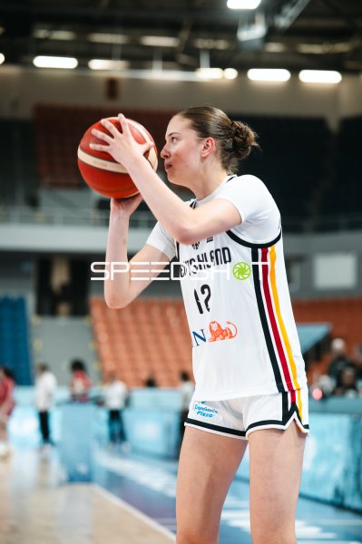 Lara Gierlich (#12; Deutschland) beim Freiwurf