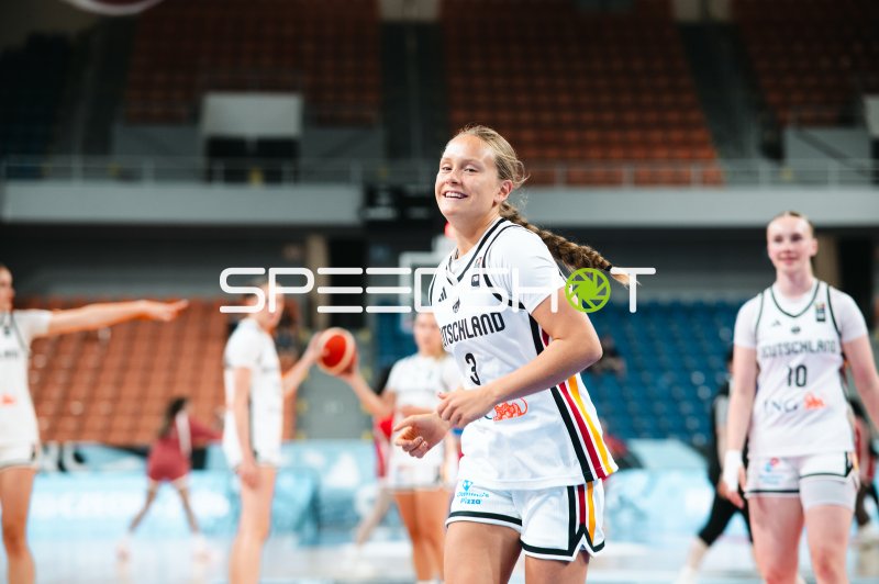 Leonie Pfanzelt (#3; Deutschland) lächelnd auf dem Spielfeld