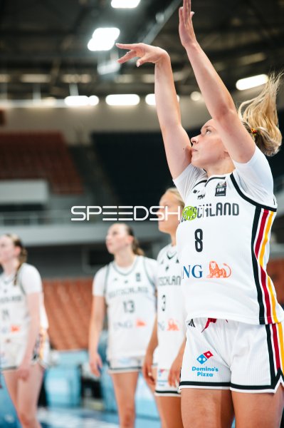 Darina Zraychenko (#8; Deutschland) beim Freiwurf