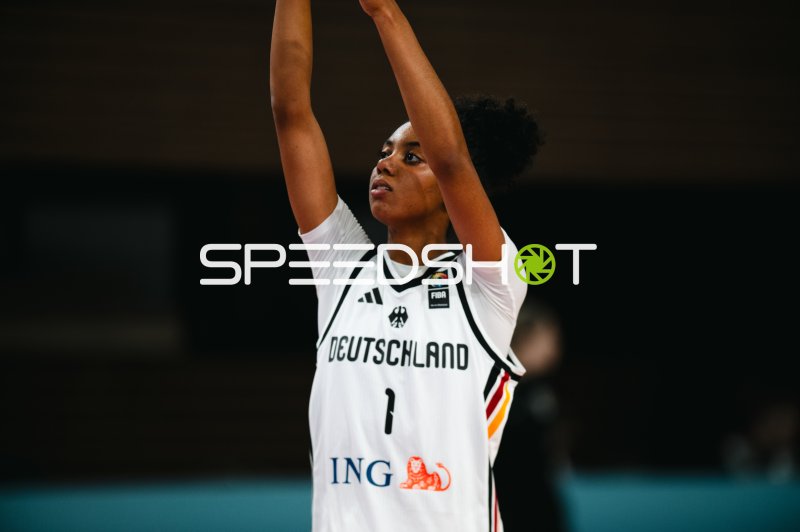 Amelie Mbah (#1; Deutschland) beim Wurfversuch