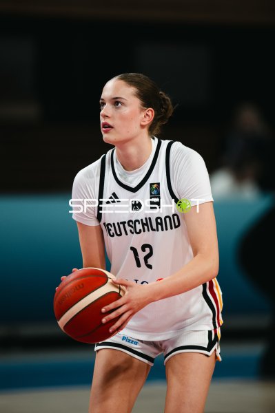 Lara Gierlich (#12; Deutschland) mit Ball beim Freiwurf