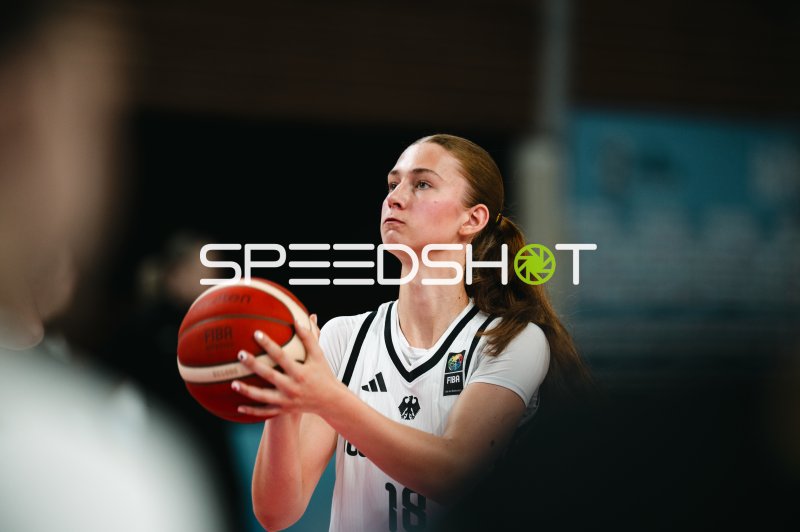 Nele Prowaznik (#18; Deutschland) beim Wurfansatz