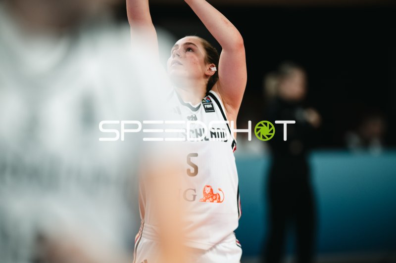 Linda Thimm (#5; Deutschland) beim Wurfversuch