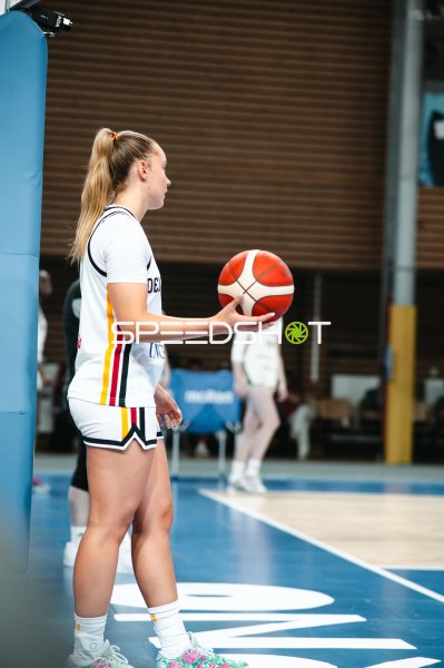 Spielerin von Deutschland beim Einwurf in Brno