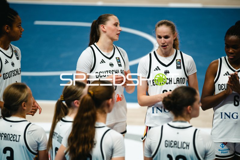 Deutschland-Spielerinnen in Teambesprechung beim Deutschland