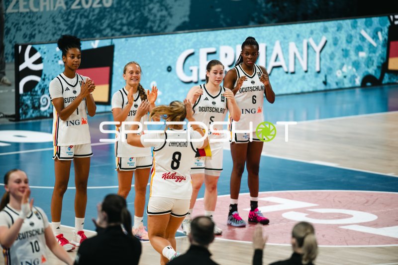 Darina Zraychenko (#8; Deutschland) begrüßt Teamkolleginnen auf dem Parkett