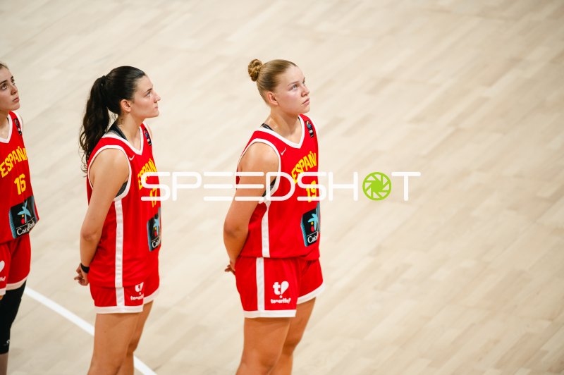 Anna Smykovskaia (#19; España) und Sandra Davila (#17; España) beim Anpfiff