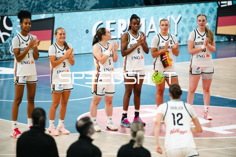 Lara Gierlich (#12; Deutschland) wird von Teamkolleginnen gefeiert