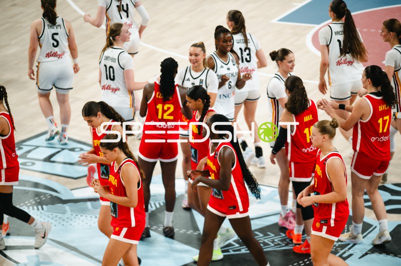 Spielerinnen von España und Deutschland beim Abschluss-Handshake