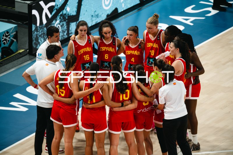 España-Teamkreis bei Auszeit in der Starez Arena Brno