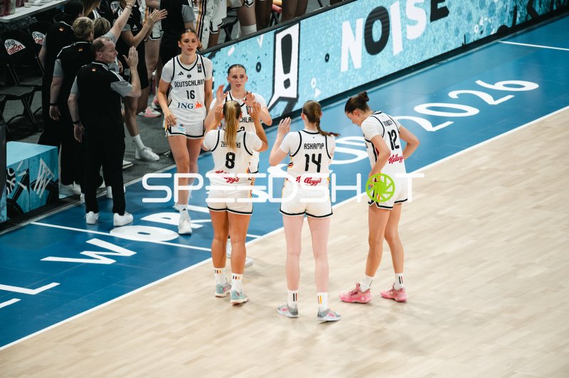 Frederike Askamp (#14; Deutschland) und Teamkolleginnen bei Spielunterbrechung