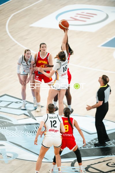 Mathilda Haensch (#16; Deutschland) gewinnt Sprungball gegen España