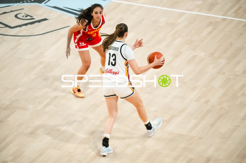 Mia Wiegand (#13; Deutschland) im Zweikampf gegen España