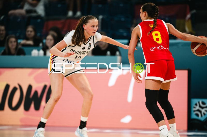 Mia Wiegand (#13; Deutschland) im Defensiv-Duell gegen Ona Balleste (#8; España)