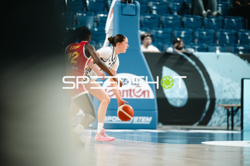 Zweikampf zwischen Deutschland und España beim Dribbling