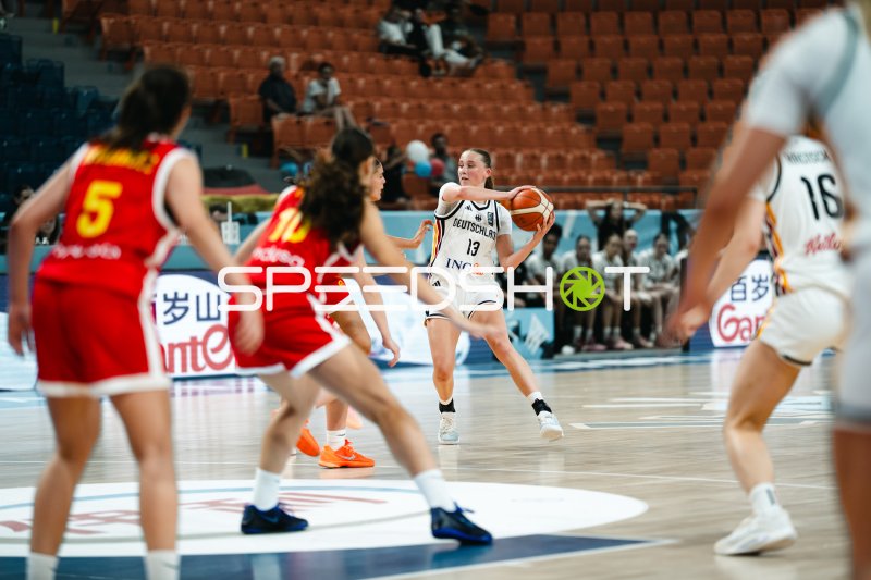 Mia Wiegand (#13; Deutschland) im Angriff gegen España