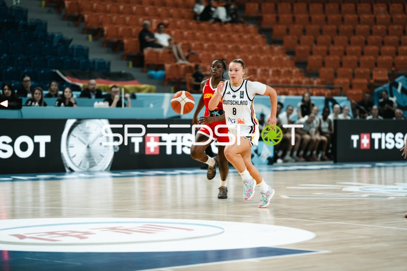 Darina Zraychenko (#8; Deutschland) im Fastbreak gegen España