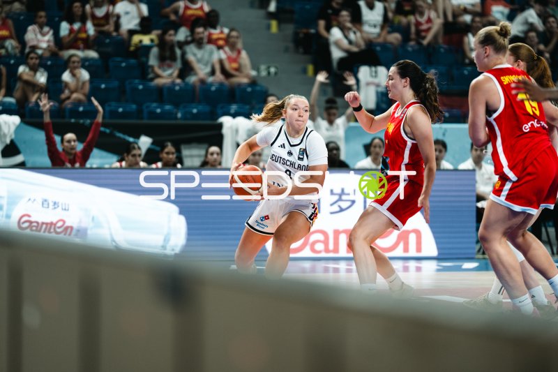Darina Zraychenko (#8; Deutschland) im Dribbling gegen España