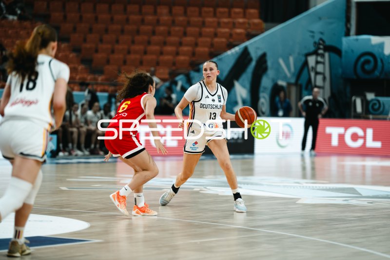 Mia Wiegand (#13; Deutschland) im Dribbling gegen España