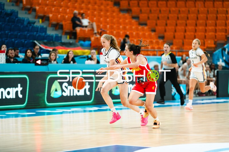 Zweikampf um den Ball zwischen Deutschland und España beim Deutschland