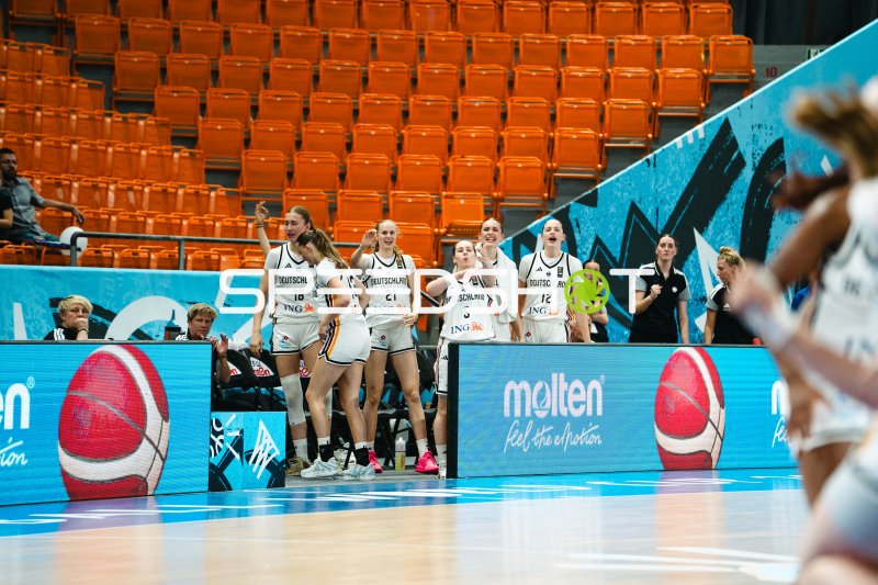 Deutschland – Bank fiebert mit beim Spiel in Brno
