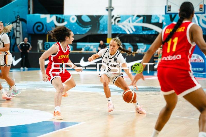 Leonie Pfanzelt (#3; Deutschland) dribbelt gegen España