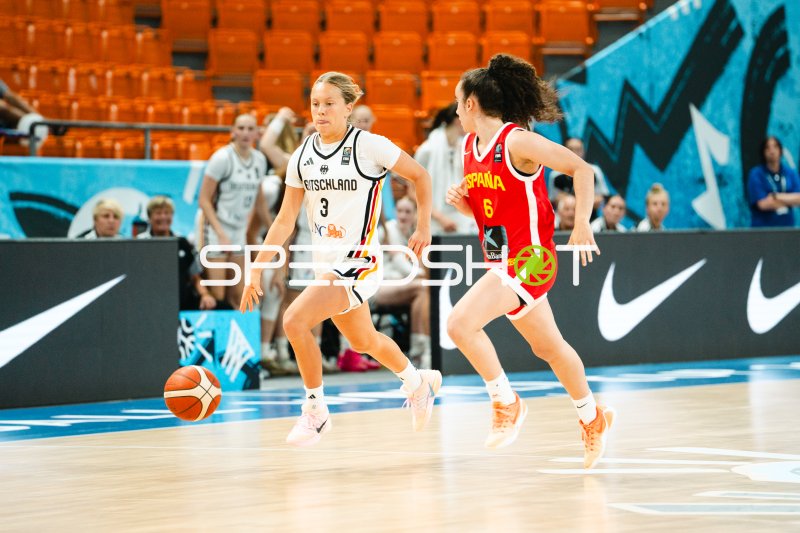 Leonie Pfanzelt (#3; Deutschland) im Dribbling gegen España